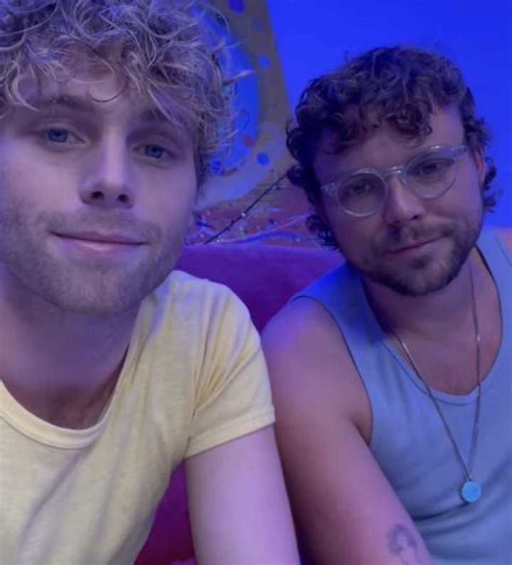 5SOS Drop ‘Easier’ Video & Fans Love Luke Hemmings’ Glitter Makeup – Hollywood Life