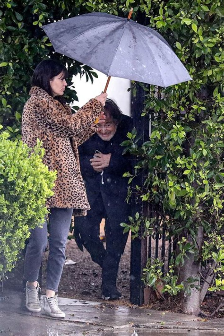 Al Pacino, 82, Avoids Rain In Rare Public Appearance At Ex-GF’s House – Hollywood Life