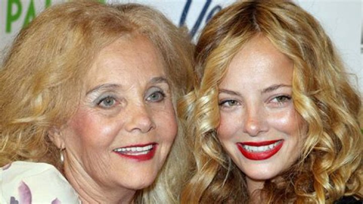 All About the Starlet’s Parents and Siblings – Hollywood Life