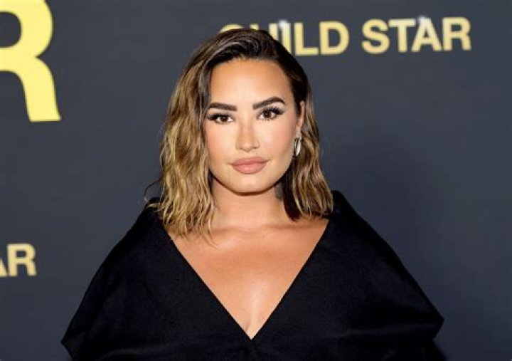 Are Demi Lovato & Selena Gomez Still Friends? Demi Reveals Answer To ‘Complex’ – Hollywood Life