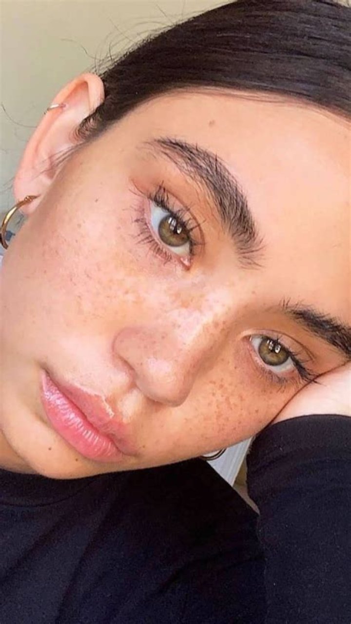 Ariel Winter Shows Off Her Natural Freckles In Gorgeous Makeup-Free Selfies