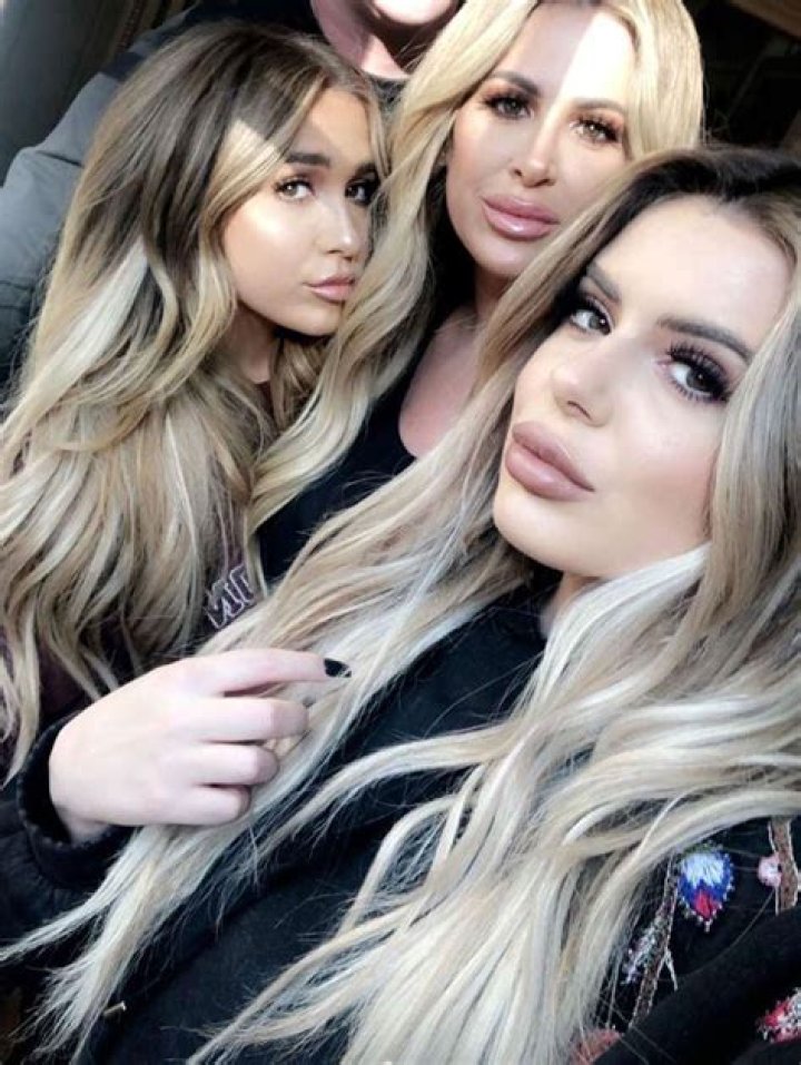 Brielle & Ariana Biermann Look Like Literal Twins With Matching Dark Hair & Sultry Lips — Pics