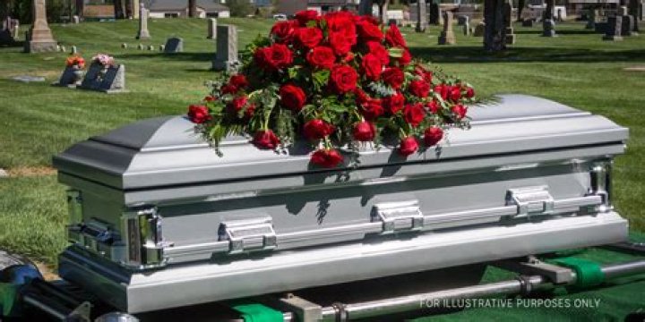 Casket Photo Revealed From Queen Of Soul’s Memorial – Hollywood Life