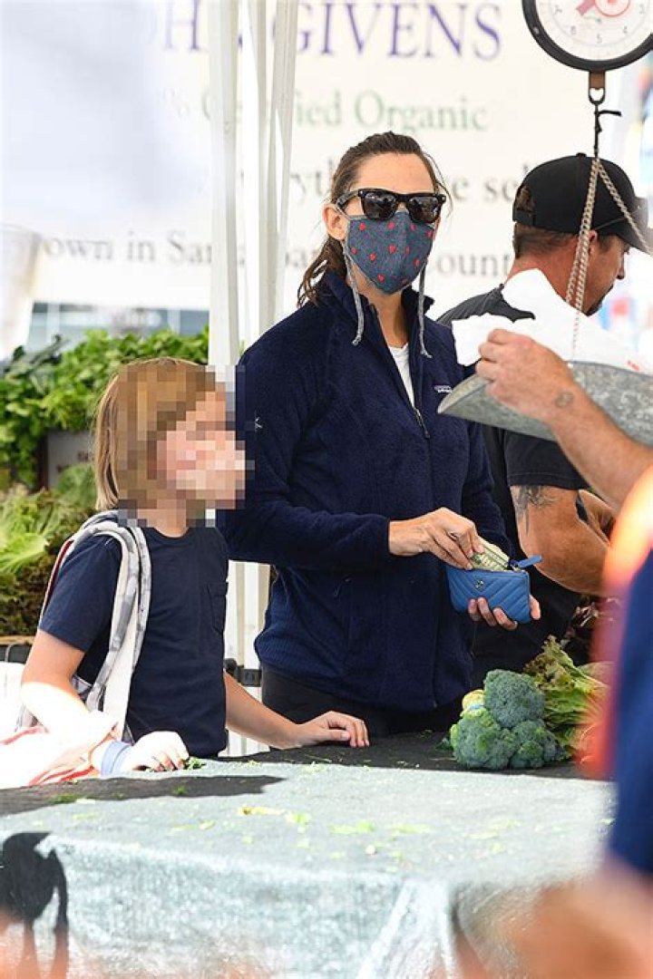 Jennifer Garner & Son Samuel Visit Farmers Market: Photos – Hollywood Life