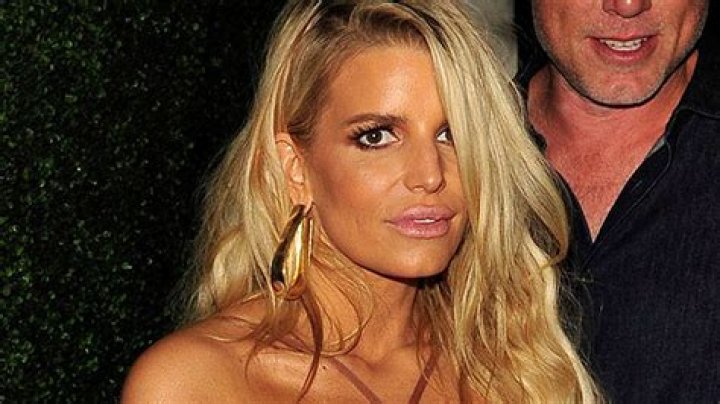 Jessica Simpson Pees In The Grass During Outdoor Photo Shoot – Hollywood Life