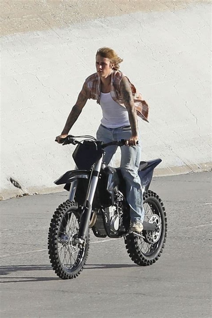 Justin Bieber Goes On Motorcycle Ride While Showing Off Muscles – Hollywood Life