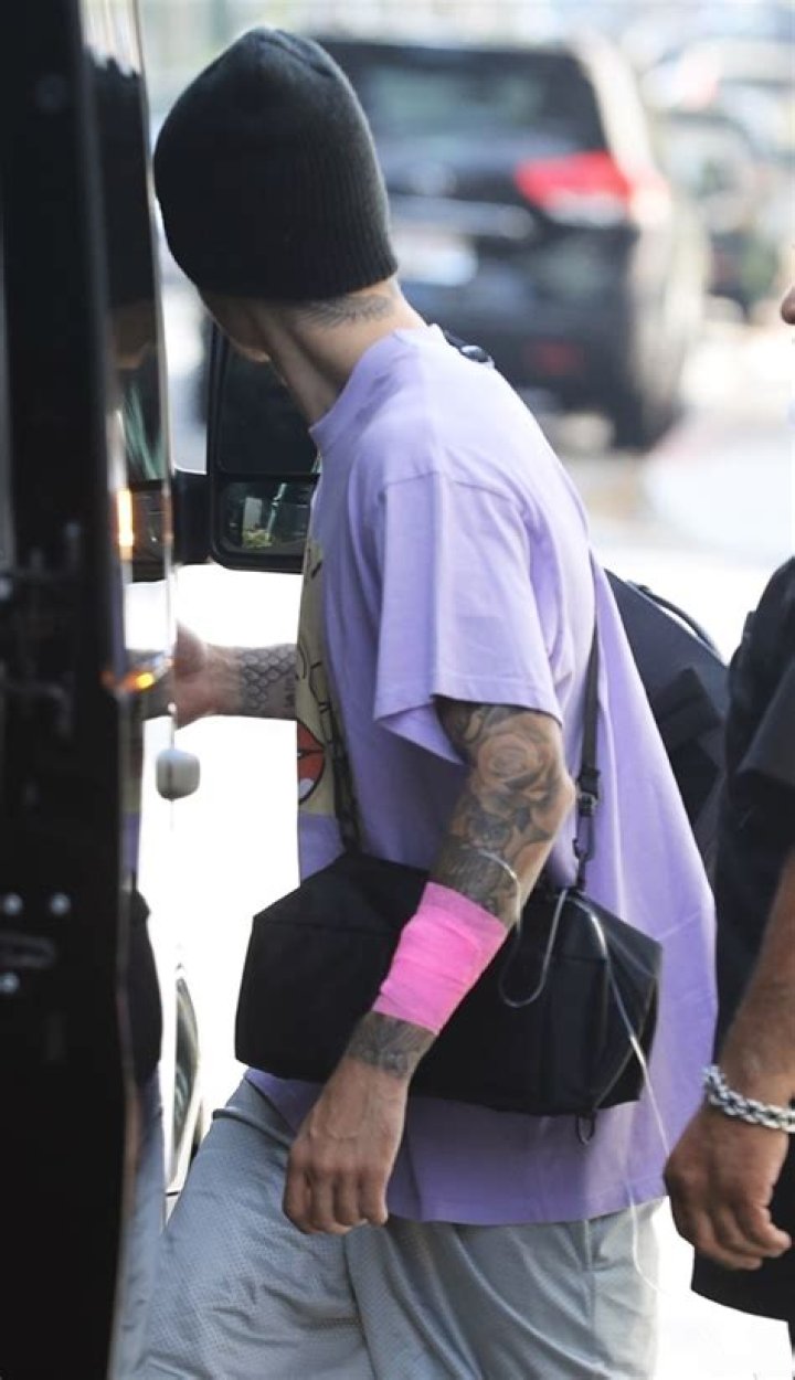Justin Bieber Rocks An IV With Arm Bandage & Fans Are Concerned – Hollywood Life
