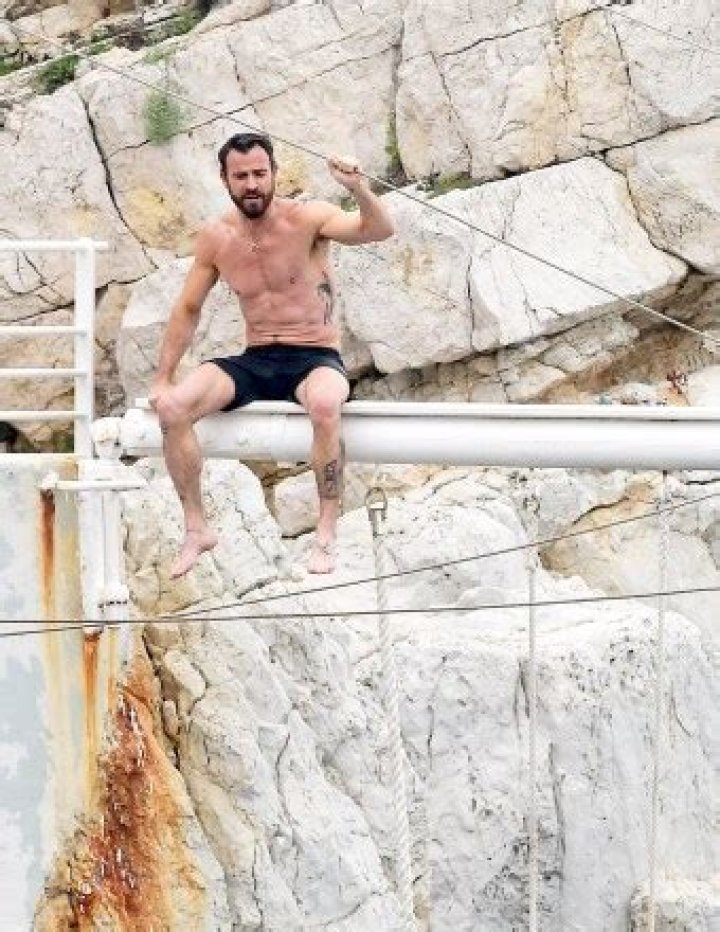 Keanu Reeves Goes Shirtless On Beach In Malibu — Pics – Hollywood Life