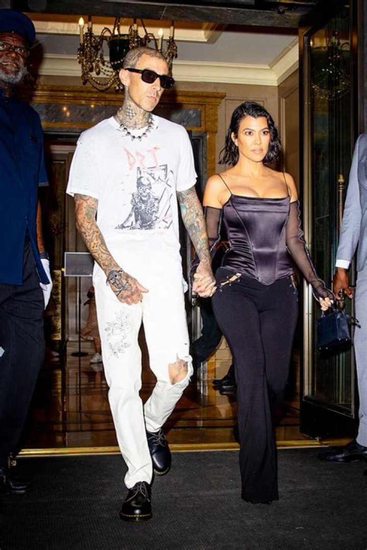 Kourtney Kardashian Debuts Necklace With Travis Barker’s Initials – Hollywood Life