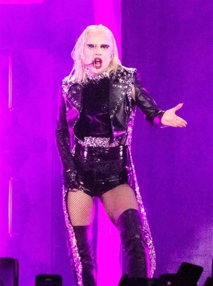 Lady Gaga’s Security Guard Mistakes Drag Queen For The Singer: Video – Hollywood Life