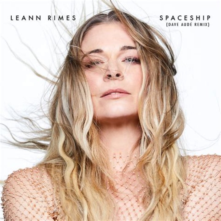 LeAnn Rimes Should Take A ‘Bow’ For This Ensemble