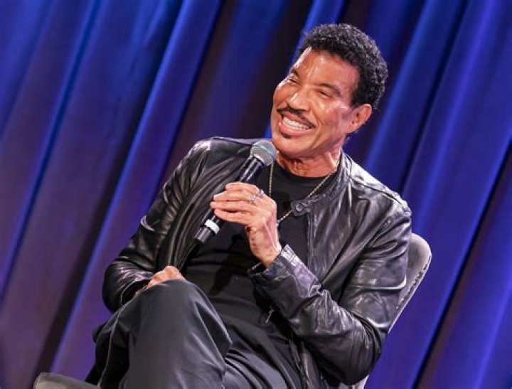 Lionel Richie Unites ‘American Idol’ Vets For Powerful Performance During Season 18 Finale