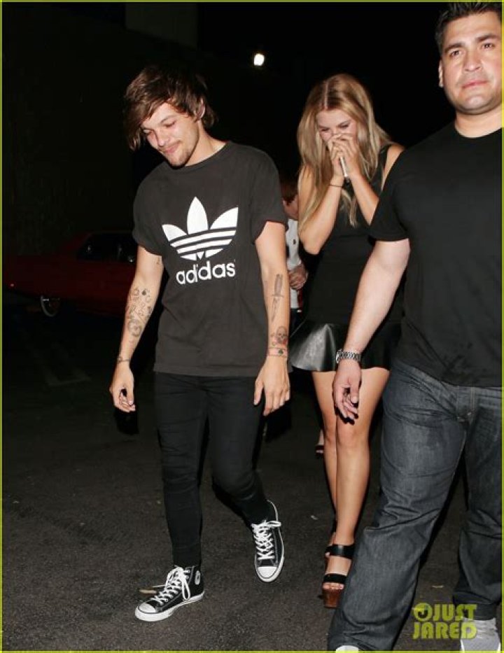 Louis Tomlinson: Briana Jungwirth Cheers On Her Baby Daddy At 1D’s Concert — Pics