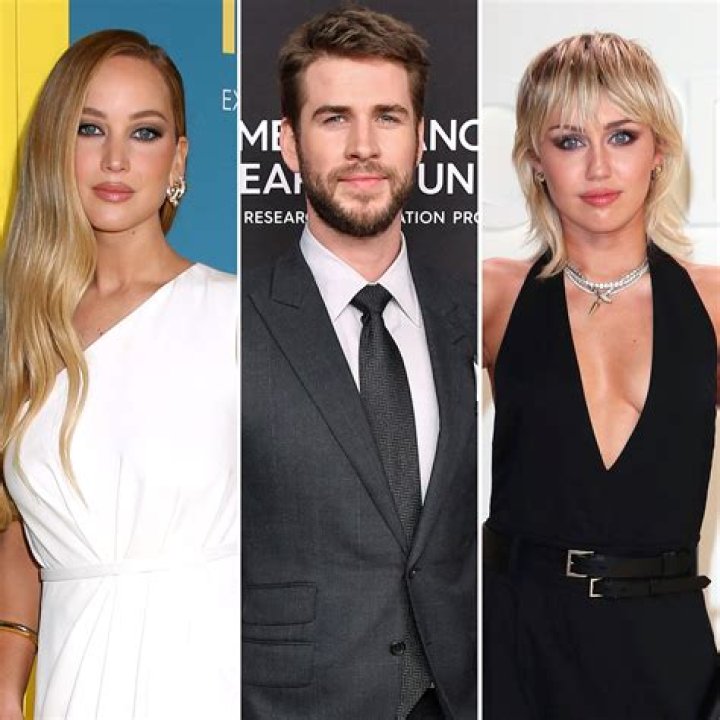 Miley Cyrus & Kaitlynn Carter Kissing & Show PDA Amid Liam Hemsworth Split – Hollywood Life