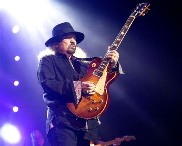 Photos Of Lynyrd Skynyrd’s Late Guitarist – Hollywood Life