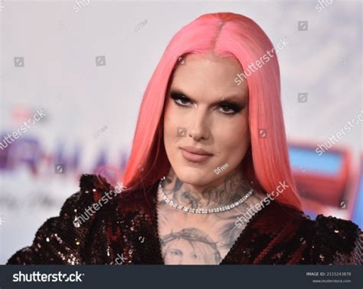 Photos Of The Makeup Artist – Hollywood Life