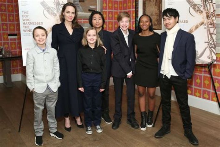 [PICS] Angelina Jolie & Her Kids At The Louvre In Paris – Hollywood Life