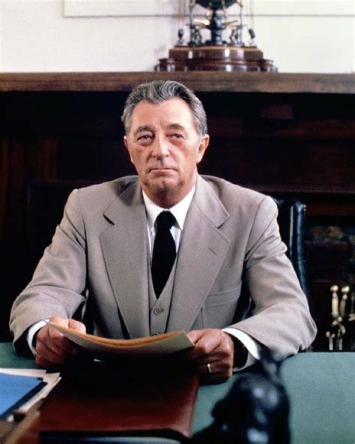 Robert Mitchum - Bio, Age, net worth, height, Wiki, Facts and Family
