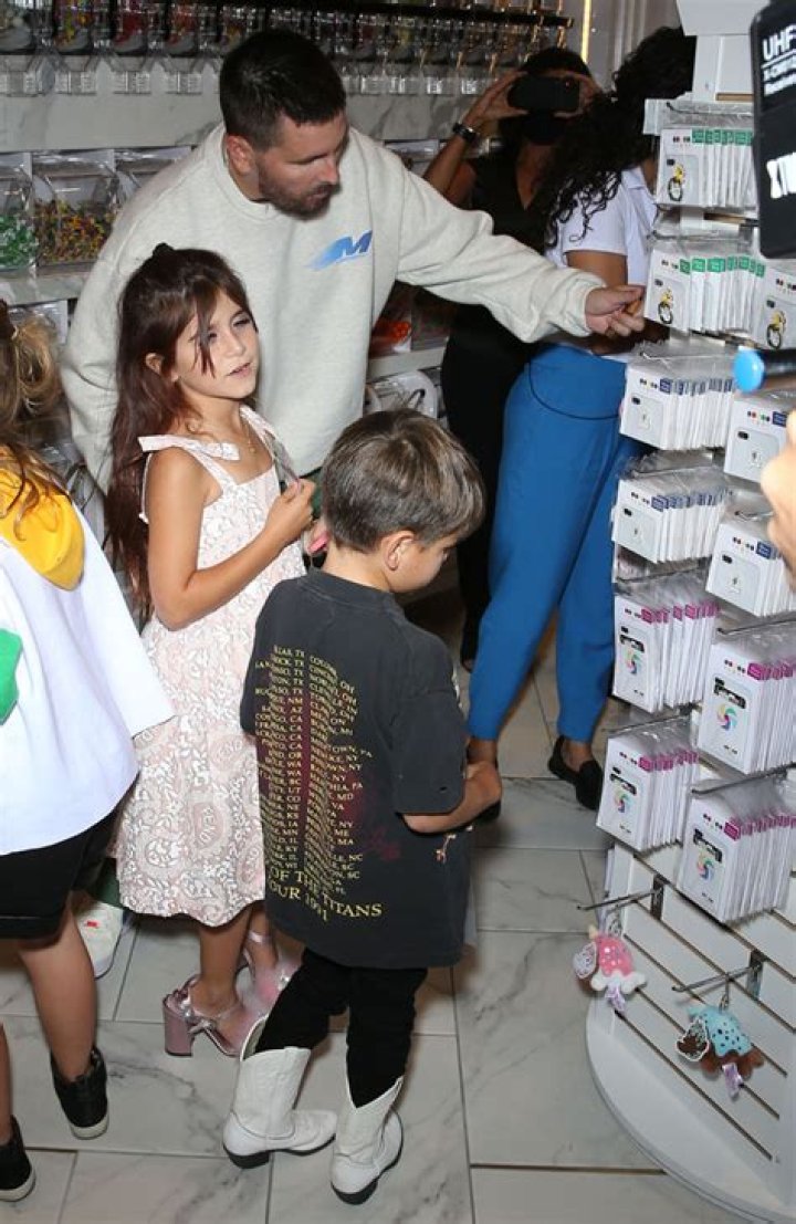 Scott Disick Takes Kids To Sugar Factory In Las Vegas: Photos – Hollywood Life