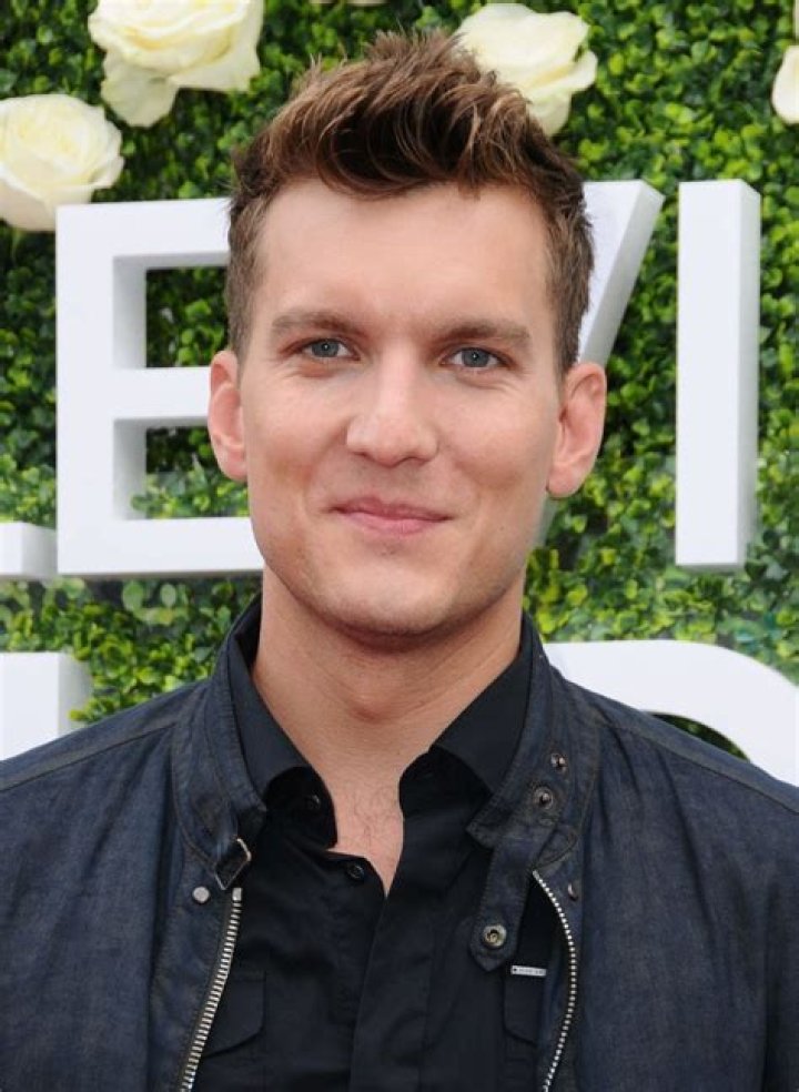 Scott Michael Foster - Bio, Age, weight, height, Wiki, Facts and Family