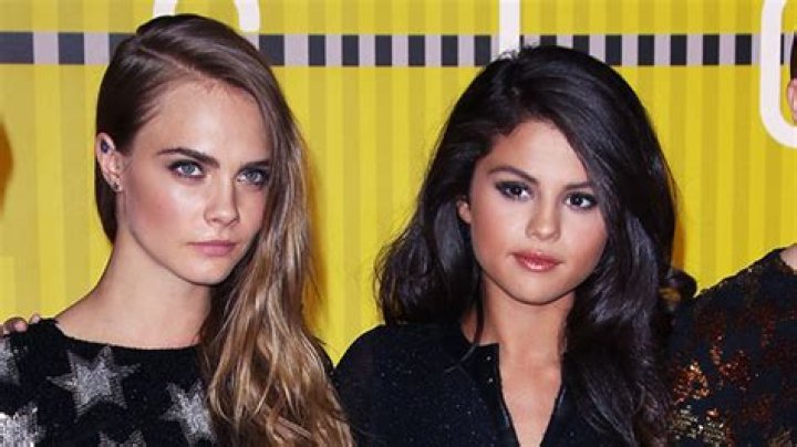 Selena Gomez Glares At Cara Delevingne – Hollywood Life