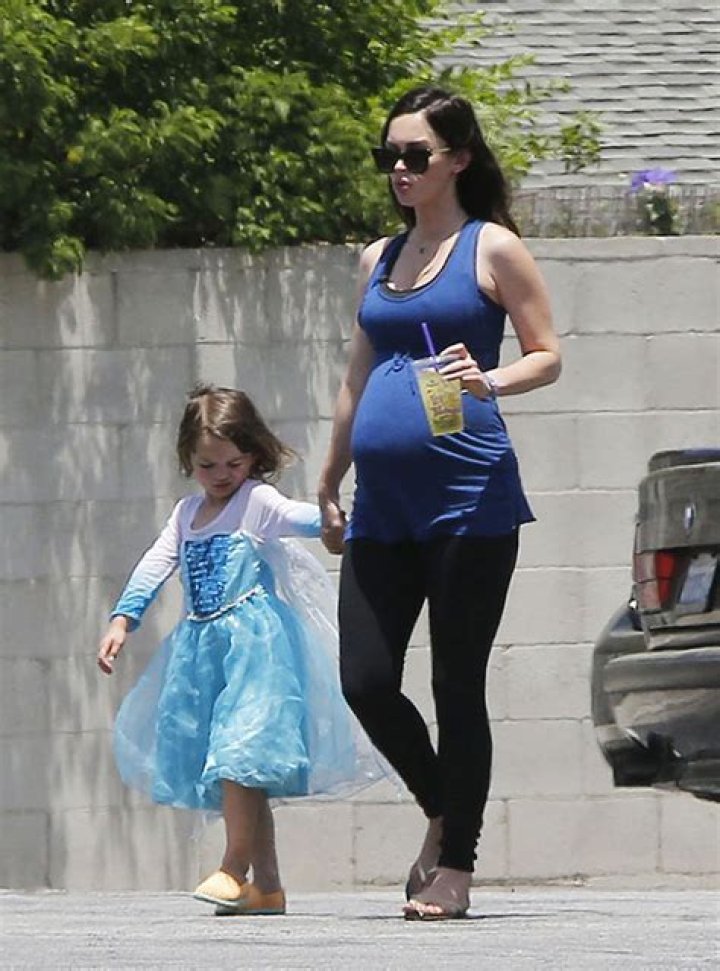 She Looks Amazing 1 Month After Giving Birth – Hollywood Life