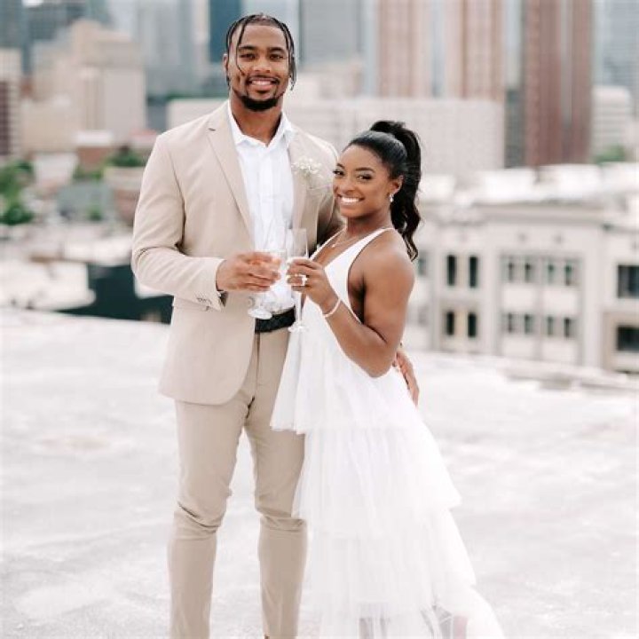 Simone Biles’ Boyfriend Jonathan Owens Sweetly Kisses & Holds Her In Romantic New Snaps