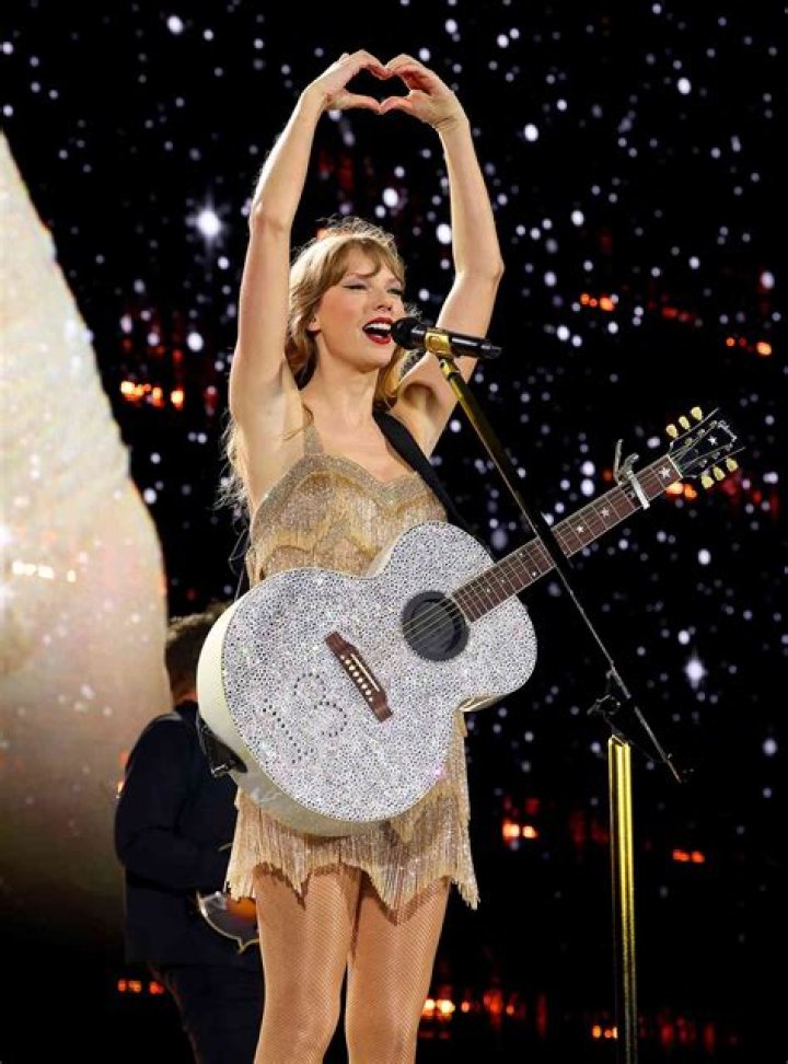 Taylor Swift Has Rain Concert In Nashville: Videos – Hollywood Life