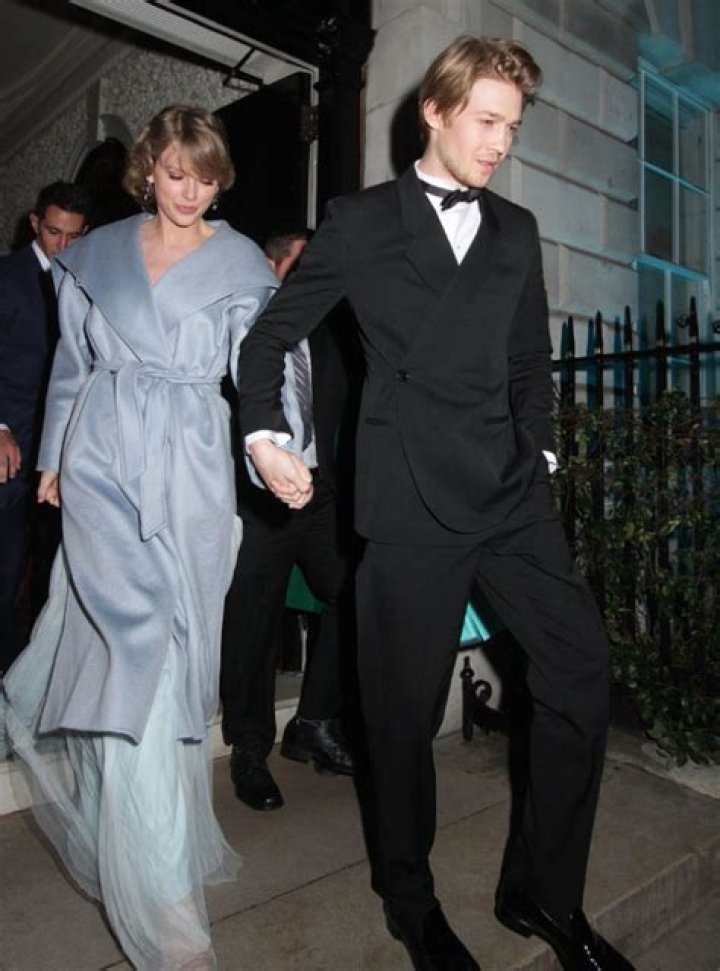 Taylor Swift & Joe Alwyn Spotted On Dinner Date With Lena Dunham – Hollywood Life
