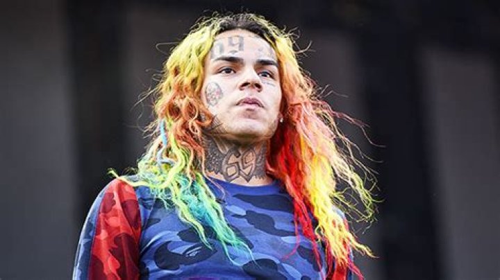 Tekashi 6ix9ine Reveals Why He Refuses To Hide Away Despite Death Threats: ‘I Love’ Attention