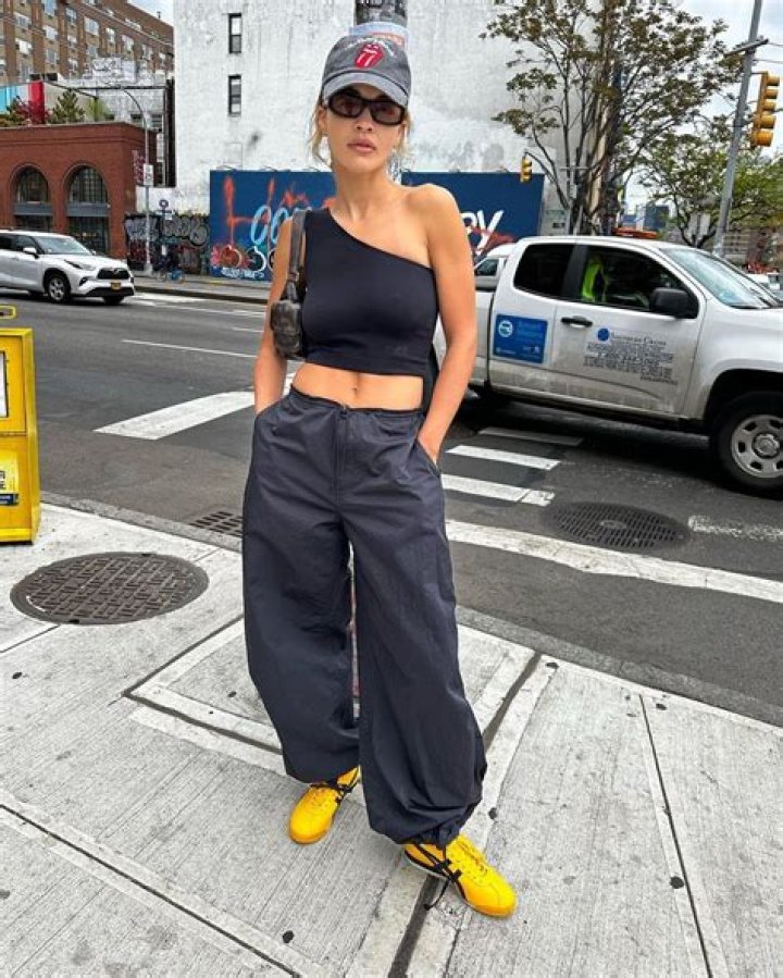 These Are The Baggy Pants That Gigi Hadid Can’t Stop Wearing