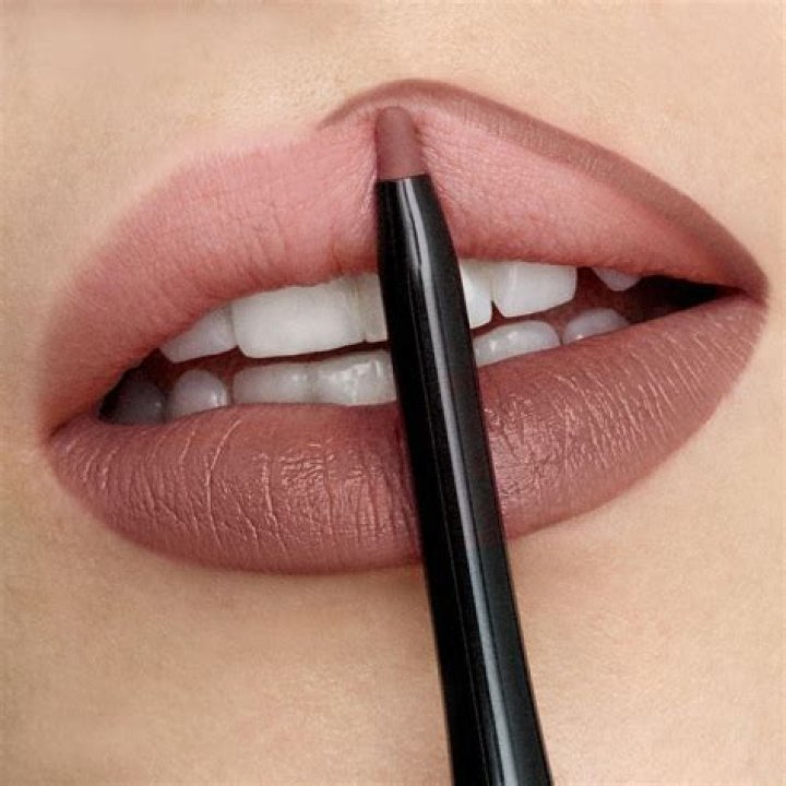 Using Lip Liner For A Larger Look Like Kylie – Hollywood Life